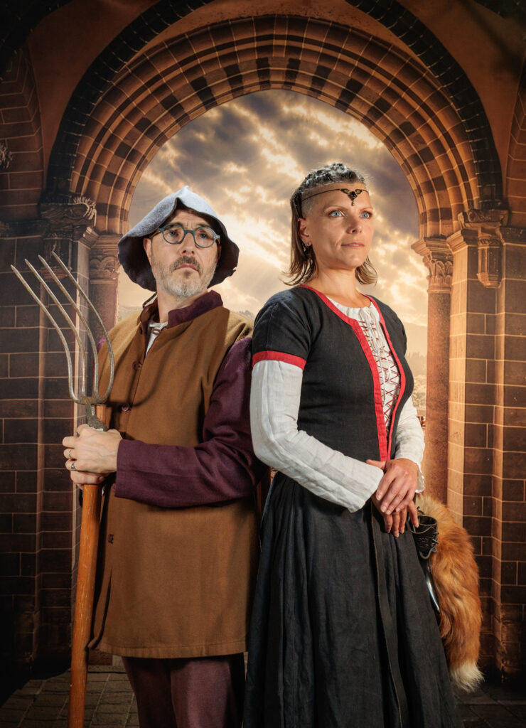 Portrait de deux personnes en costumes Renaissance dans le studio éphémère de Raphaël Odin.