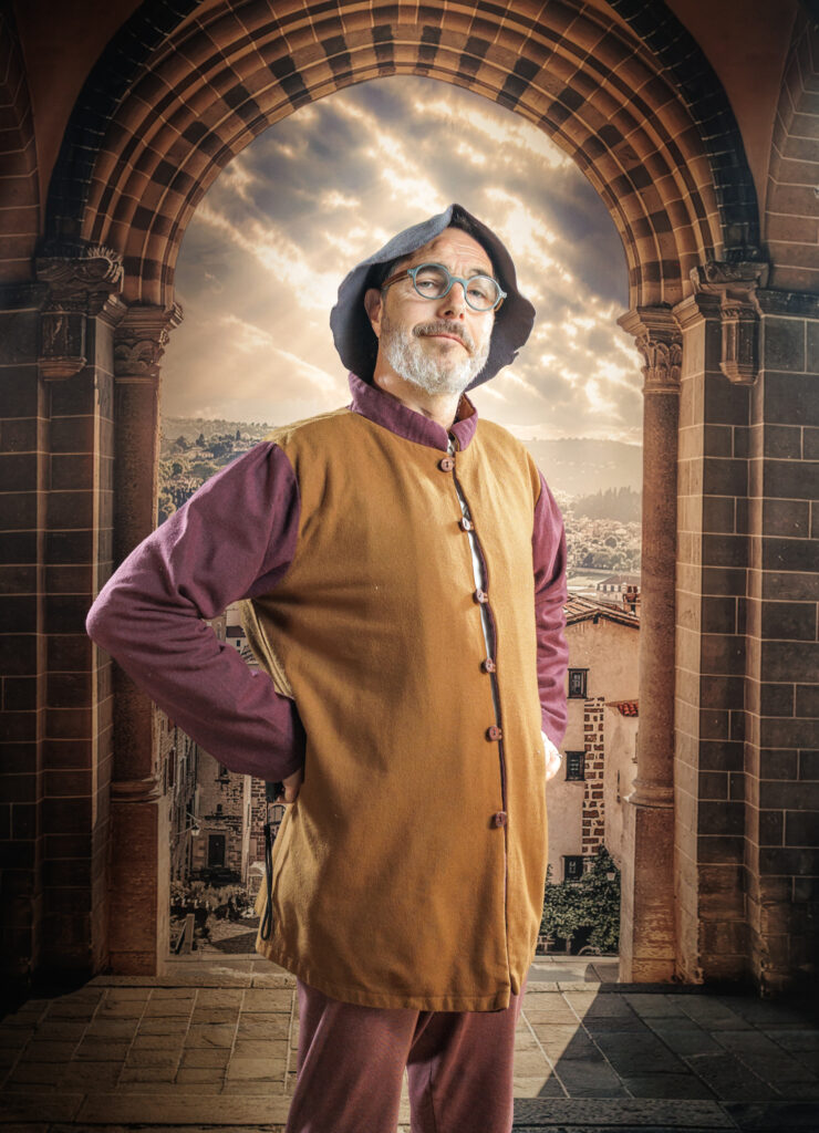 Portrait d’un homme en costume Renaissance ocre et pourpre dans le studio éphémère.